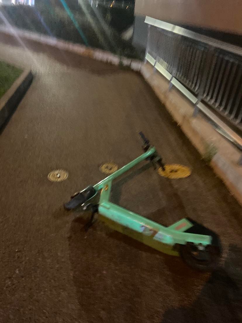 Chodník blokovala odhodená elektrická kolobežka. 