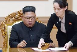 Kim Dzong Un i Kim Jo Dzong podczas podpisywania wspólnej deklaracji na międzykoreańskim szczycie w Pjongjangu, 19 września 2018 r.
