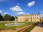 Białystok jest niewielkim polskim miastem o wielkim uroku. Warto wybrać się do imponującego Pałacu Branickich, podziwiać piękną XIX-wieczną architekturę ulicy Warszawskiej albo przemierzyć Szlak Dziedzictwa Żydowskiego. Spektakle w Białostockim Teatrze Lalek to przyjemność dla wszystkich członków rodziny - tak o Białymstoku pisze portal TripAdvisor. A o jakich innych atrakcjach nie należy zapominać będąc w Białymstoku? O tym ,ze nie tylko Szlak Dziedzictwa Żydowskiego warto przemierzyć, ale również Szlak esperanto i wielu kultur w Białymstoku, Szlak architektury PRL albo Szlak architektury drewnianej w Białymstoku.