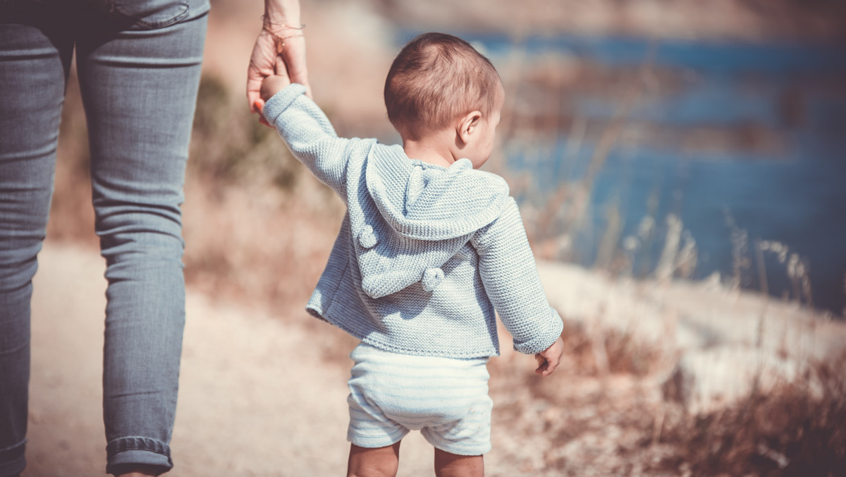  Pieluszki to zdumiewająco „gorący” temat, być może dlatego, że dotyczy wszystkich w początkowym etapie życia. Wiadomo, że każda mama chce dla swojego dziecka tego, co najlepsze - szukamy więc rzetelnych informacji, które pomogą nam podjąć dobre decyzje. Na tym etapie warto zweryfikować mity, w które często wierzymy, choć niekoniecznie odpowiadają one rzeczywistości.  