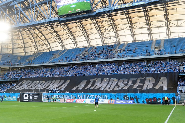 Sektor kibiców Lecha Poznań podczas meczu grupy mistrzowskiej ostatniej kolejki sezonu Ekstraklasy z Legią Warszawa