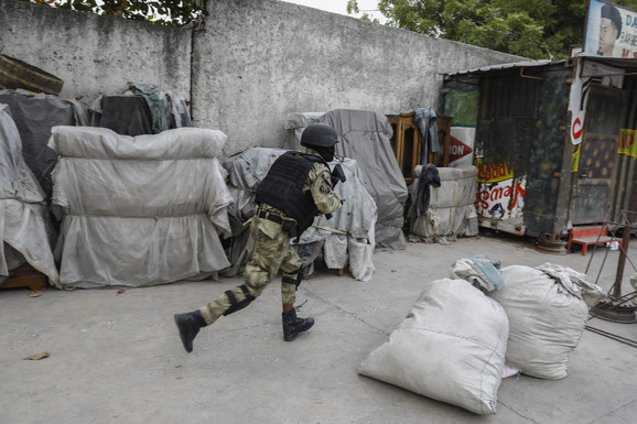 VANREDNO STANJE NA HAITIJU Tokom vikenda bande napale dva zatvora i oslobodile čak 4.000 zatvorenika: Traže ostavku premijera