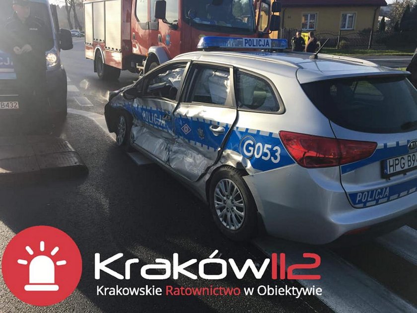 Poważny wypadek z udziałem policjantów. 4 rannych, radiowóz do kasacji