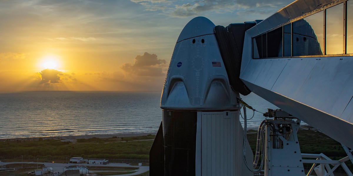 W sobotę 30 maja rakieta Falcon 9 wyniosła w kosmos statek załogowy Dragon. Astronauci zmierzają w stronę Międzynarodowej Stacji Kosmicznej. Początkowo lat miał się odbyć w środę wieczorem. 