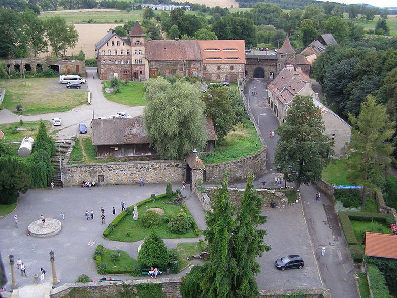 Widok z zamku na dziedziniec. Foto: Andrzej Otrębski (licencja: CC BY-SA 3.0)
