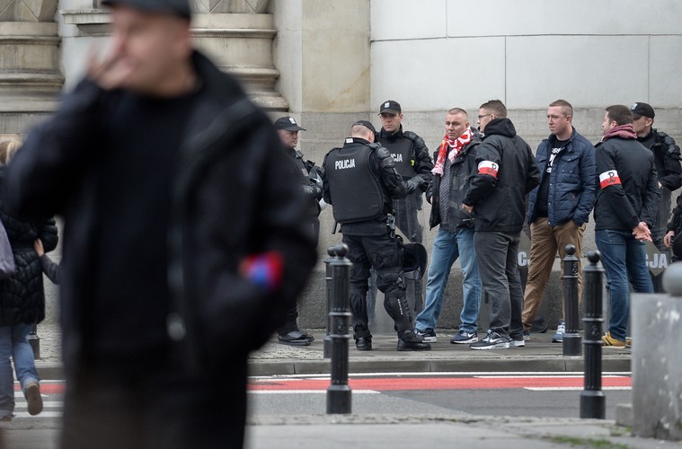 Policja i obrońcy tęczy na Placu Zbawiciela w Warszawie