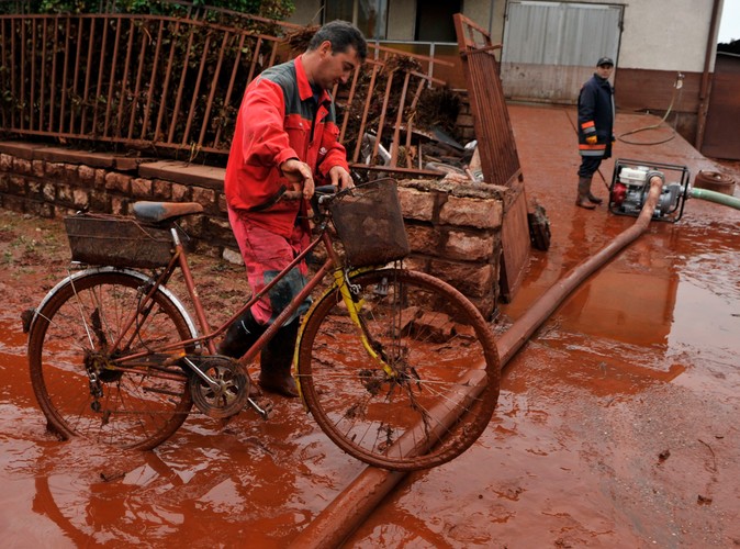 Czerwony szlam zalewa Węgry
