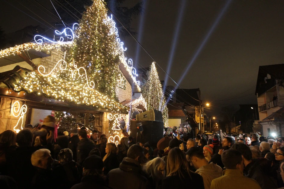 Paljenje sijalica na kući čekalo više stotina ljudi