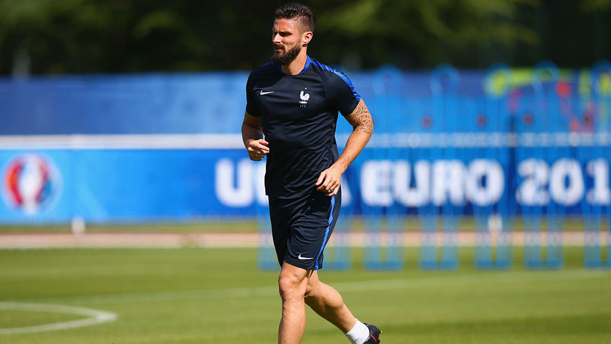 Francuski napastnik Oliver Giroud uchodzi za jednego z większych walczaków w Arsenalu Londyn. Jednak podczas nagrywania filmu dla klubowej telewizji dał się lekko podpuścić koledze z drużyny Laurentowi Koscielnemu i zadeklarował, że mógłby walczyć w klatce z Conorem McGregorem.