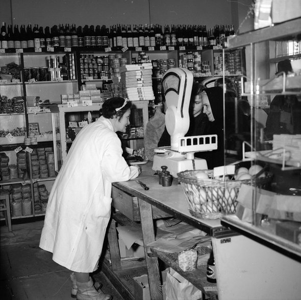 Ekspedientka podczas pracy za ladą sklepową [1969]
