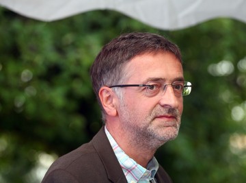 Zoran Cvijanović je u opuštenom izdanju sedeo sam u kafiću na Vračaru, pio kafu i nije ispuštao telefon iz ruku! (Paparaco)