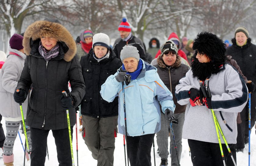 90-latka obchodziła urodziny na zajęciach nordic walking