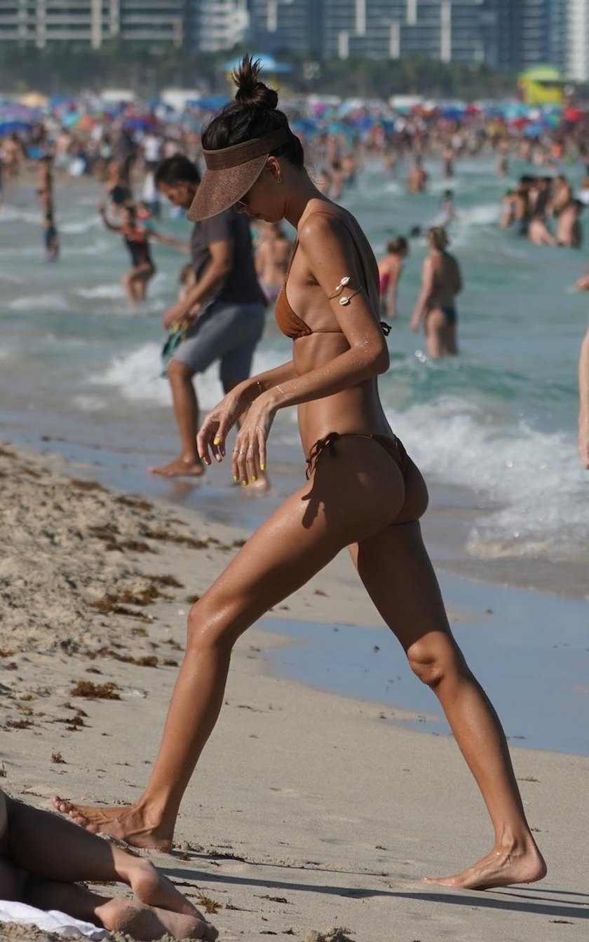 Modelka pozowała na plaży. Tak wygląda brazylijska piękność