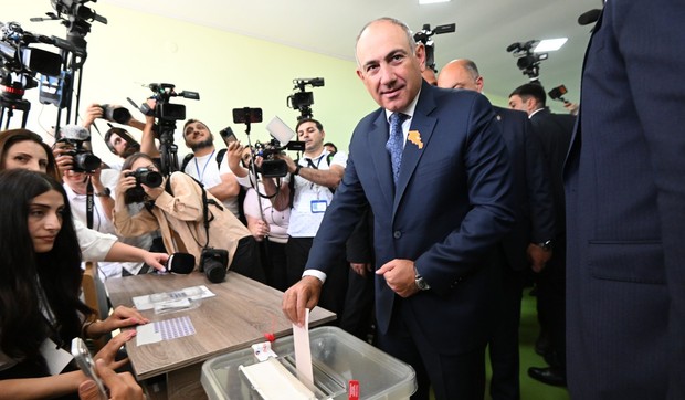 Nikol Pašinjan glasa na izborima u Jermeniji