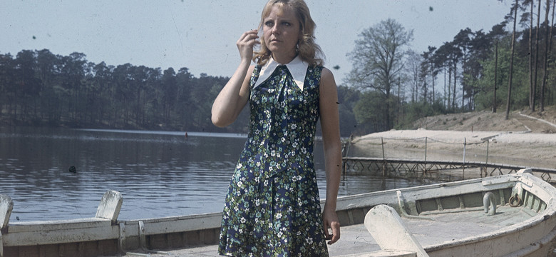Dzwony, bufiaste rękawy, żaboty. Tak ubierały się kobiety w czasach PRL. Zobacz archiwalne zdjęcia