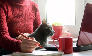 Pandemia zmienia nasze obyczaje na gorsze? "Praca w dresie czy piżamie to zły pomysł"