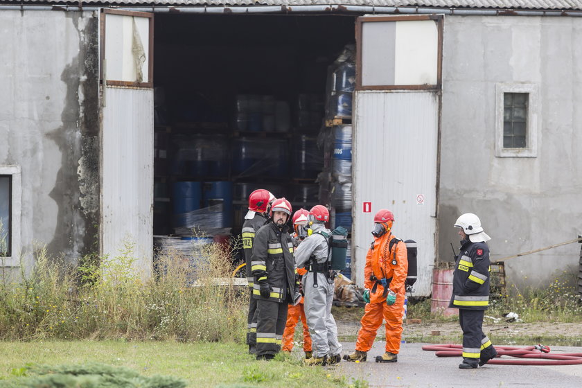 Wywiozą beczki z chemikaliami