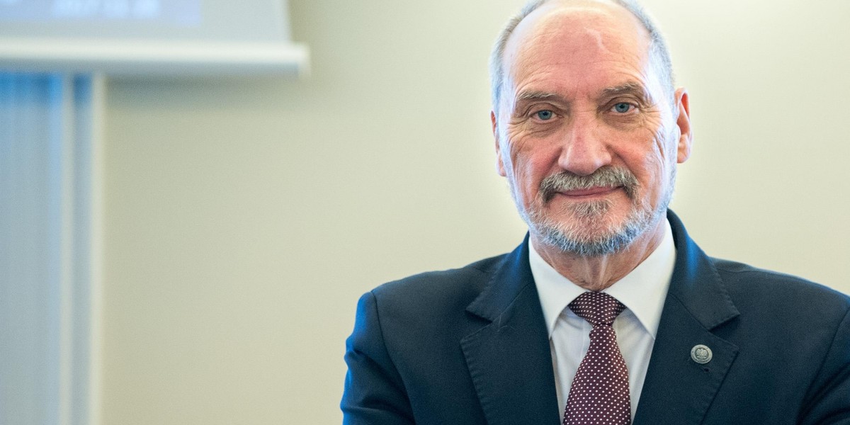 Macierewicz chciał umieścić prawicowego dziennikarza w wywiadzie NATO