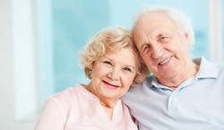 Skończyłeś 60 lub 75 lat? Oto zniżki, ulgi, świadczenia i przywileje, z których możesz skorzystać [LISTA]