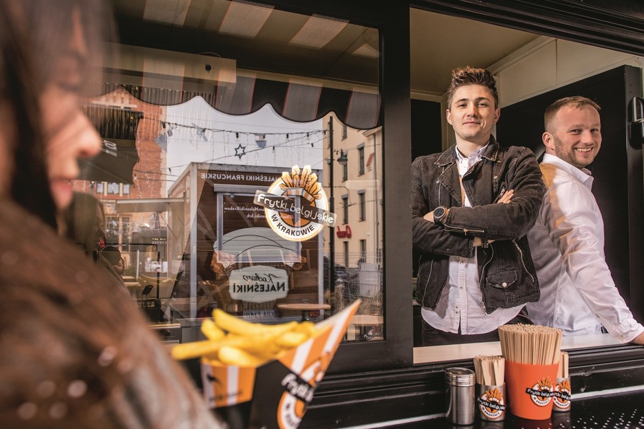 Łukasz Wilki Mateusz Szpak, założyciele sieci Frytki Belgijskie, zaczynali w 2013 r. od jednego food trucka