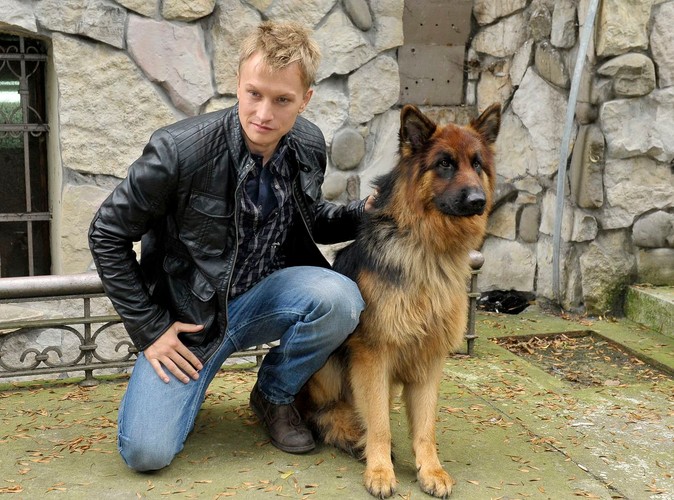 'Komisarz Aleks', czyli Kuba Wesołowski w polskiej wersji słynnego serialu 'Komisarz Rex'. Ten nietypowy duet z pewnością zyska sympatię widzów