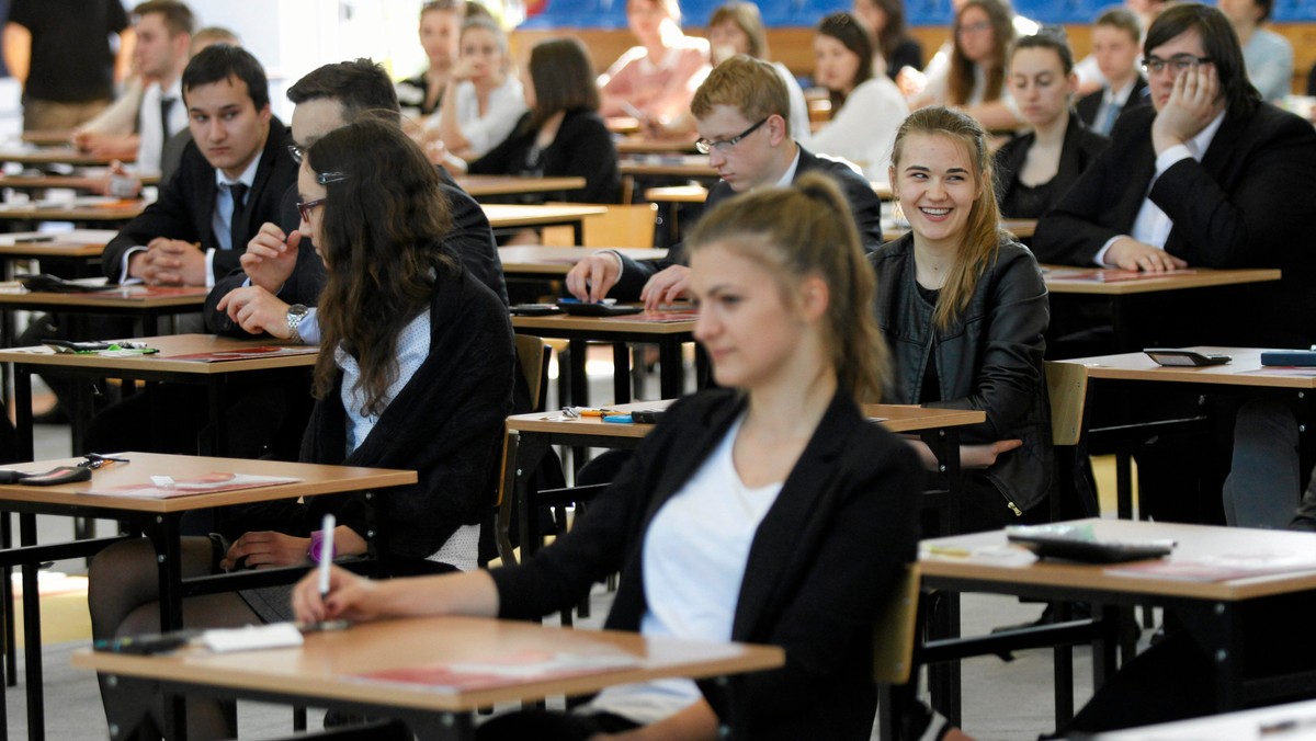 Matura z biologii poziom podstawowy i rozszerzony – znamy już odpowiedzi i treść arkuszy egzaminacyjnych. Maturę z biologii na poziomie podstawowym pisało dzisiaj blisko 60 tys. maturzystów, natomiast na poziomie rozszerzonym około 28 tys. abiturientów. Egzamin maturalny z biologii rozpoczął się dokładnie o godz. 9:00 i trwał 120 minut dla piszących go na poziomie podstawowym, a 150 minut dla maturzystów, którzy zdecydowali się na poziom rozszerzony.