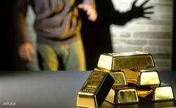 84-latka oszukana metodą "na wypadek". Oddała oszustom 30 sztabek złota