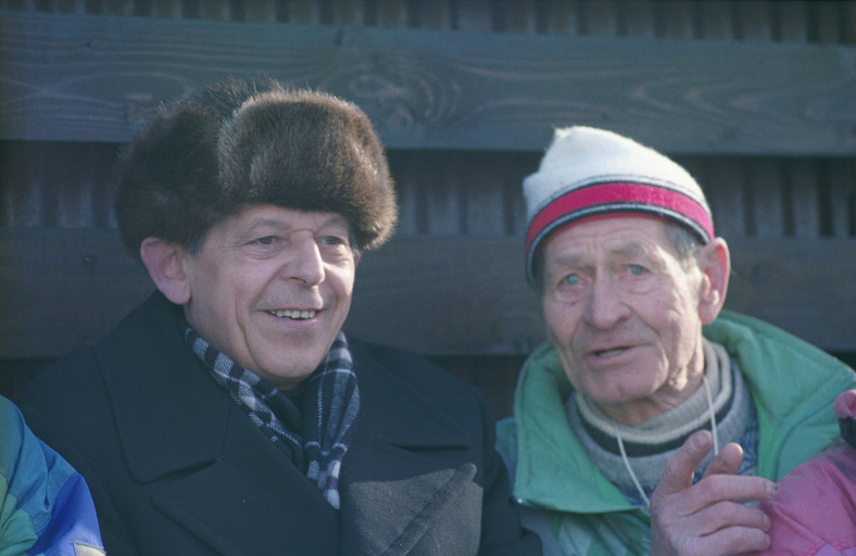 Prymas Polski kardynał Józef Glemp und Stanisław Marusarz podczas Zimowej Uniwersjady w Zakopanem w 1993 r.