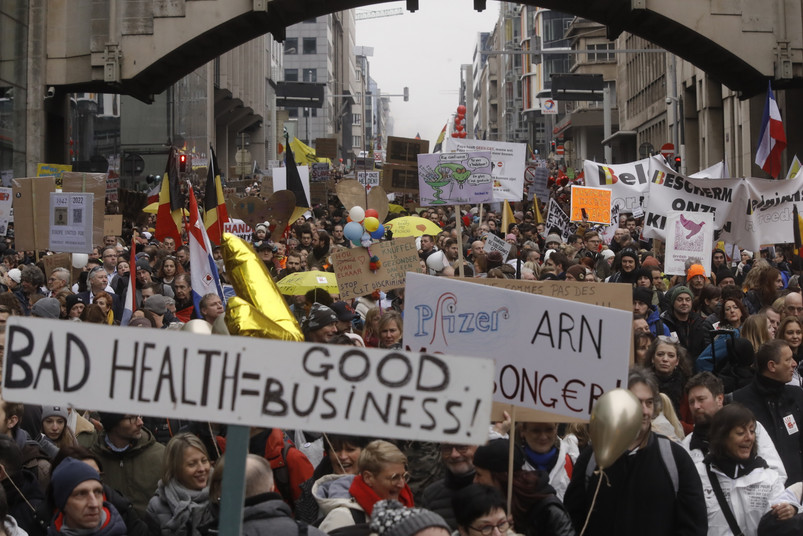 Demonstracja przeciwników obostrzeń w Brukseli