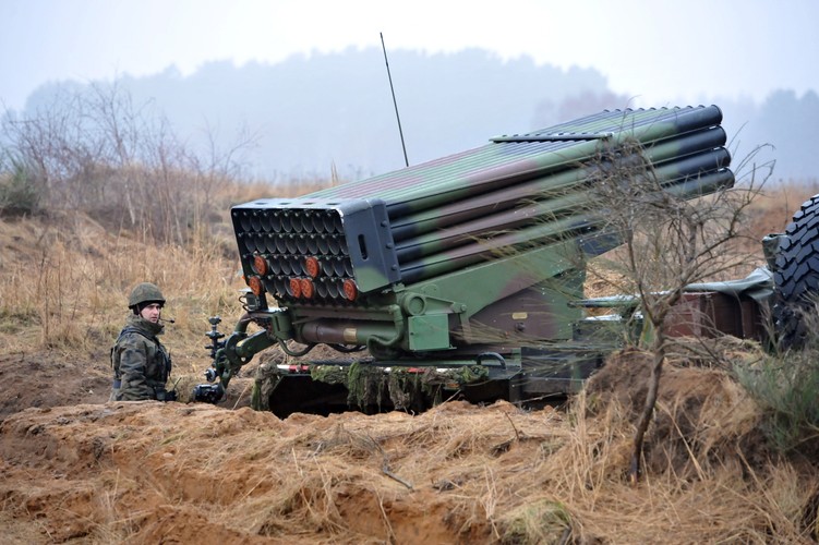 WR-40 Langusta posiada 40 pocisków umieszczonych w lufach. Pełna salwa jest wykonywana w ciągu 20 sekund, a zasięg ostrzału dochodzi może wynieść nawet 40 km. Fot. (mgo) PAP/Marcin Bielecki