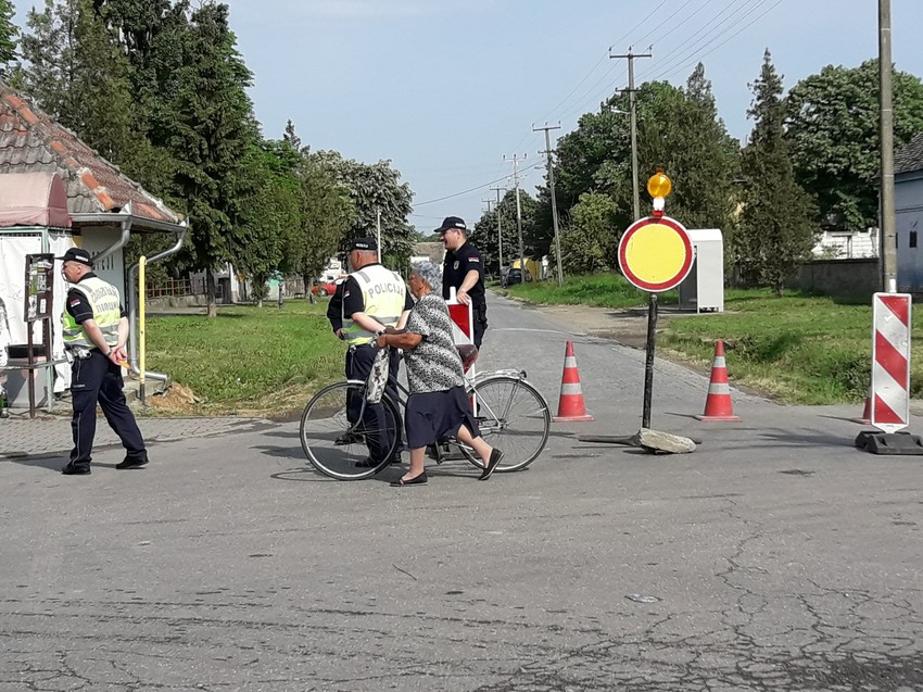 Pravac iz Nikinaca, šest kilometara od Hrtkovaca, takođe je zatvoren