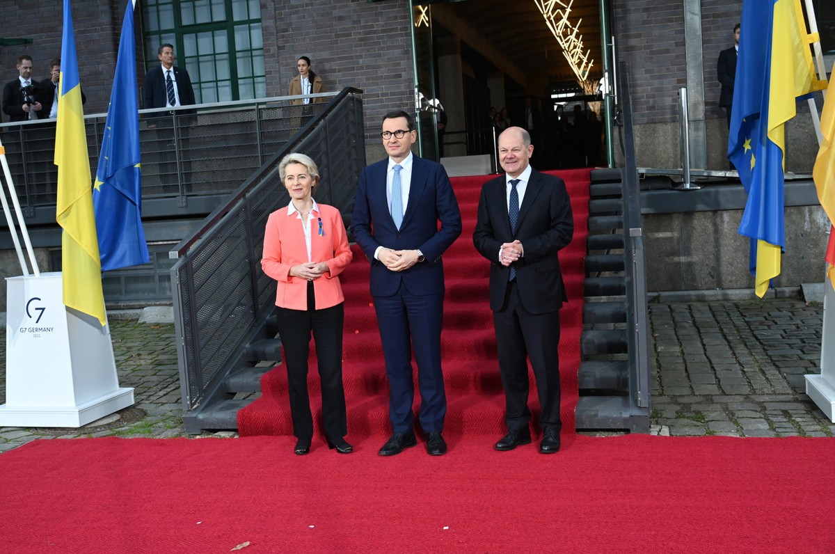 Kanclerz Niemiec Olaf Scholz, premier Mateusz Morawiecki i przewodnicząca Komisji Europejskiej Ursula von der Leyen podczas powitania w Berlinie na Międzynarodowej Konferencji Eksperckiej ds. Odbudowy Ukrainy