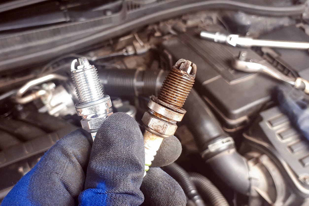 Mechanik v servise ukazuje zákazníkovi vymenený starý diel, čo je prejavom férového prístupu k oprave. 