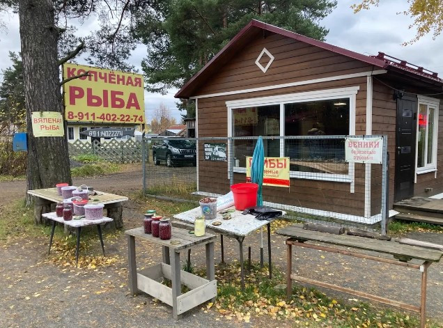 Szyldy sprzedające suszone ryby, wędzone ryby, grzyby, miotły do kąpieli.