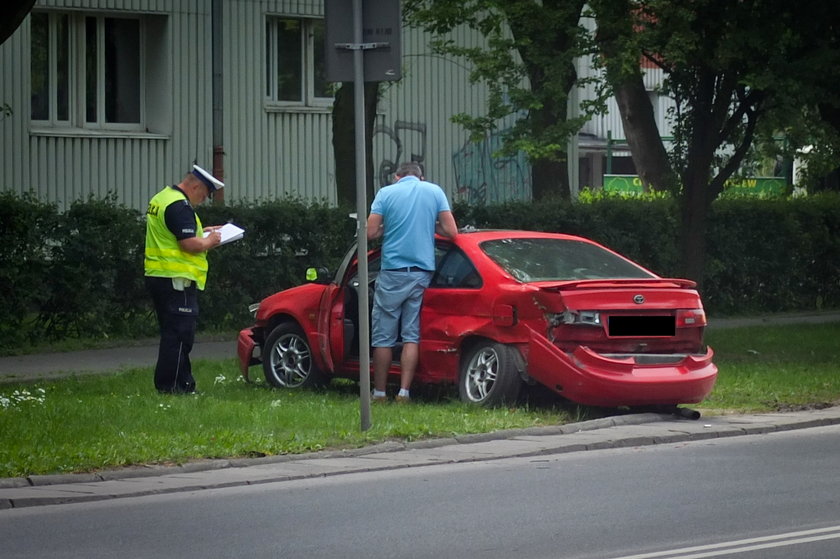 Wypadek w Warszawie. Osobówka zderzyła się z autobusem 