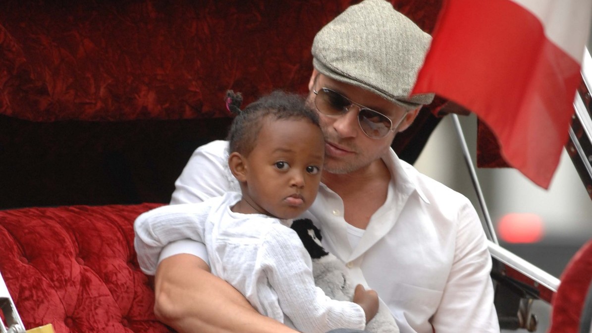 Brad Pitt si Zaharu adoptoval v roku 2006. 