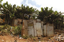 Publiczna toaleta w dzielnicy slumsów w Kibera w Nairobi (Kenia).