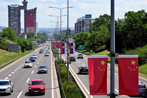 Beogradom se vijore kineske zastave: Si Đinping danas dolazi u posetu Srbiji, čuvaće ga 3.400 policajaca, a evo kako prestonica izgleda ovog jutra (FOTO)