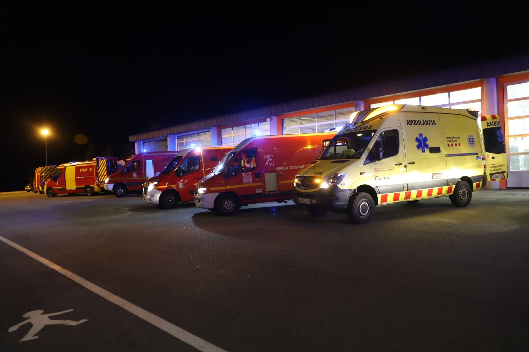 Vážna nehoda si vyžiadala 2 mŕtvych a 14 zranených.