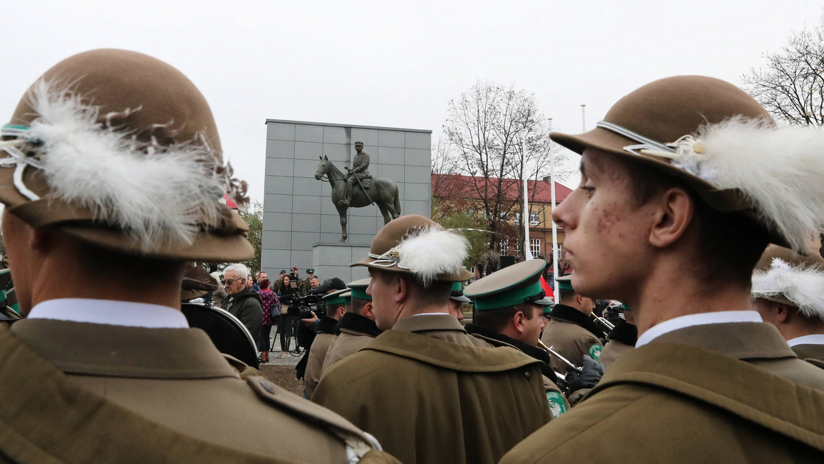 Pomnik konny Józefa Piłsudskiego odsłonięto dziś w Nowym Sączu przy Alejach Wolności. W ten sposób Nowosądeczanie uczcili 100 rocznicę odzyskania przez Polskę niepodległości. Wcześniej w tym miejscu stał monument upamiętniający Armię Czerwoną. 