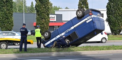 Groźny wypadek w Szczecinie. Policjanci dachowali radiowozem