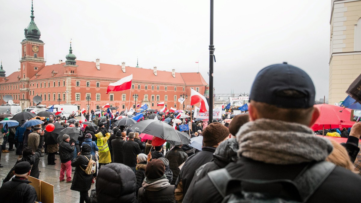 Kolejne kłopoty w KOD. Lider kapeli, która odpowiada za oprawę muzyczną protestów Komitetu Obrony Demokracji, jest oskarżony o handel kobietami. O sprawie pisze dzisiaj "Rzeczpospolita".