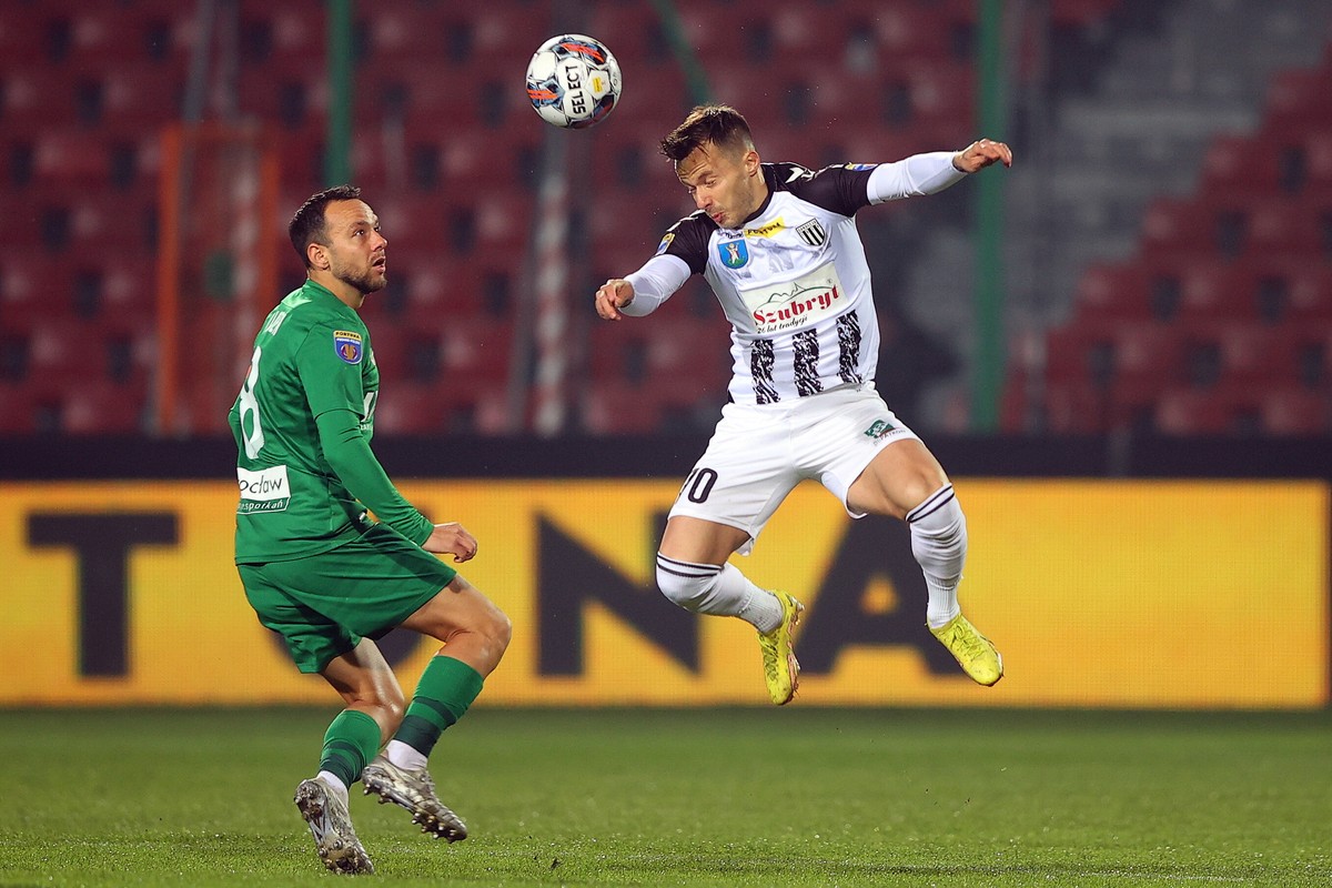 Zawodnik Sandecji Nowy Sącz Łukasz Kosakiewicz (P) i Mateusz Praszelik (L) ze Śląska Wrocław podczas meczu 1/8 finału piłkarskiego Pucharu Polski
