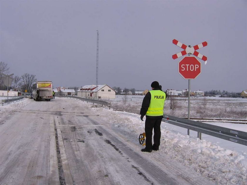 Lokomotywa uderzyła w bus z dziećmi! FOTO