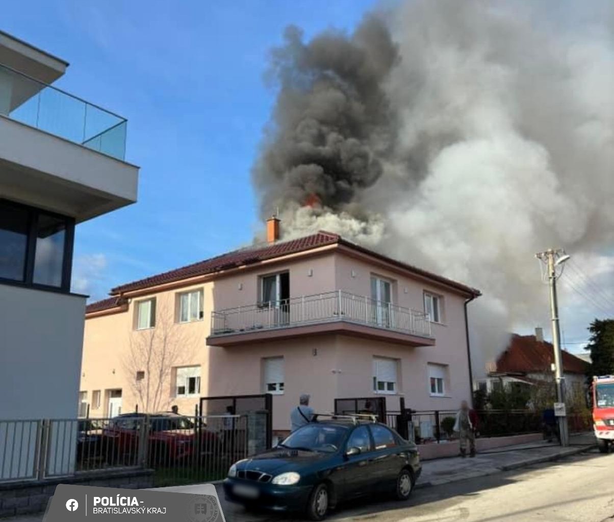 Policajti zasahovali v nedeľu popoludní pri požiari dielne a rodinného domu v Pezinku.