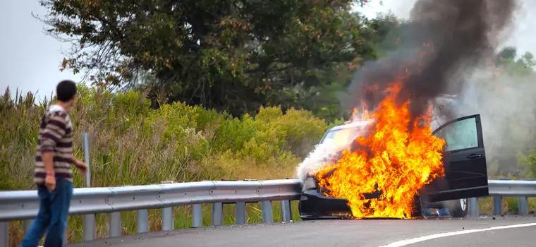 Płonący samochód nie tak łatwo ugasić. Zobacz interwencję straży na A4