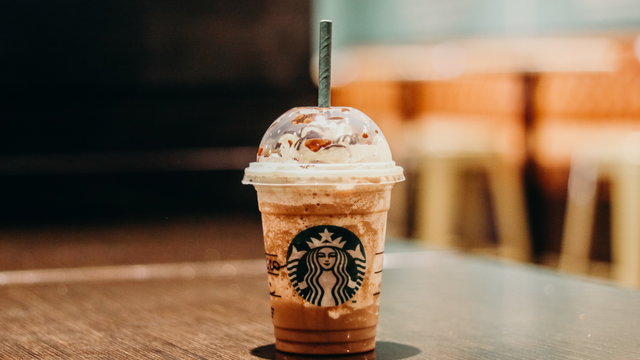 Kiderült a Starbucks titka: ezt jelentik a poharakon lévő vonalak