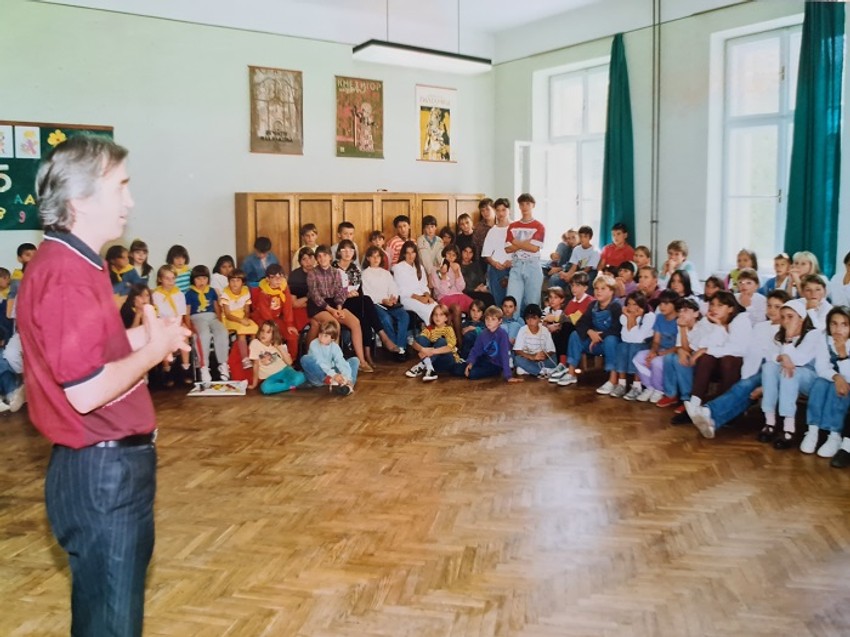 Krstivoje Ilić s karlovačkom decom na Brankovom kolu, 1996