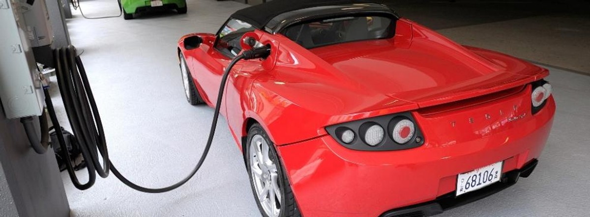 Model X Tesli jest ładowany w salonie Tesla Motors w San Jose w Kalifornii. Tesla Motors planuje sprzedaż Modelu X, sportowego samochodu zasilanego energią elektryczną, już w 2013 roku. Fot. David Paul Morris/Bloomberg