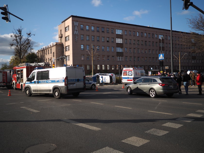 Radiowóz na boku na Żeromskiego w Łodzi